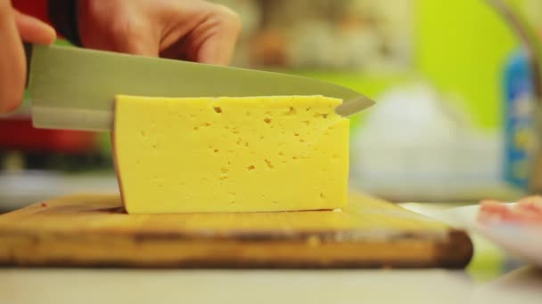 Uomo mani fette di formaggio con coltello su tavola di legno — Video Stock