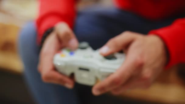 Verschwommener Mann Der Hause Videospiele Spielt Nahaufnahme Mit Dem Spielcontroller — Stockvideo