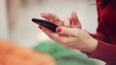 Kadının el telefon kullanır, fotoğraflar arasında verilirse, mail denetler, haberleri yakın çekim görünüyor