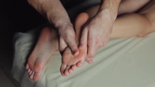 Молодая женщина, делающая массаж ног в салоне красоты. крупным планом женские ноги и руки массажиста — стоковое видео