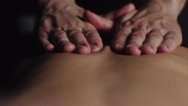 Primer plano masajistas manos masajear la espalda de la mujer, masaje relajante — Vídeo de stock