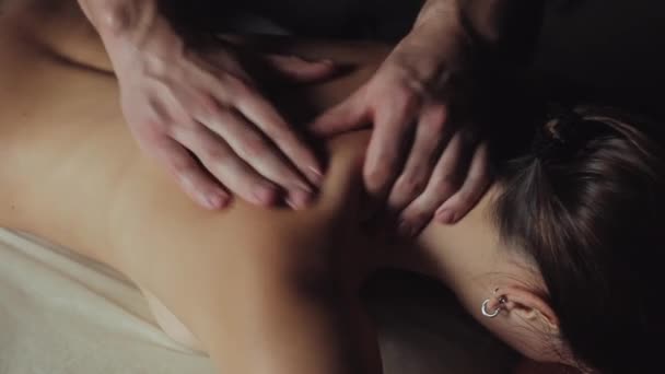 Man terapeut gör massage för kvinna. — Stockvideo