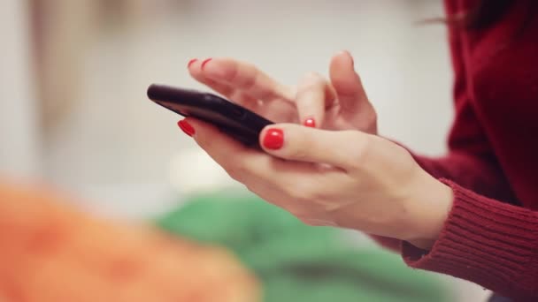 Les mains des femmes utilisent le téléphone, défilent dans les photos, vérifient le courrier, regardent les nouvelles Gros plan 