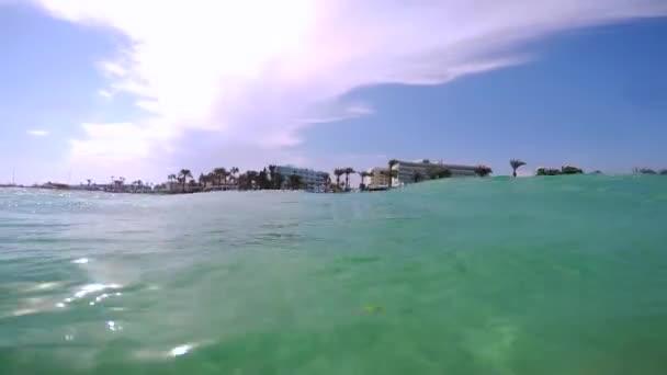 Blick auf den Strand von Zypern vom Meer aus, die Wellen treffen die Kamera, Unterwasser — Stockvideo