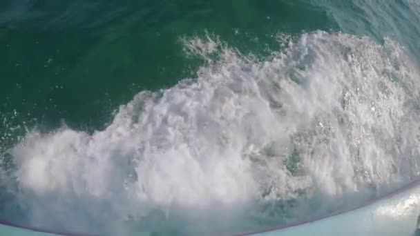 强大的波浪从快速移动的船拉了出来 一个巨大的深蓝色的水流与白色泡沫上升 慢动作 — 图库视频影像