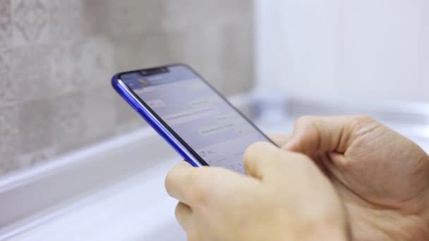 Dokunmatik ekran smartphone, metin yazarak holding yakın çekim erkek eller. Sosyal messenger App arkadaş mesaj cevap adam — Stok video