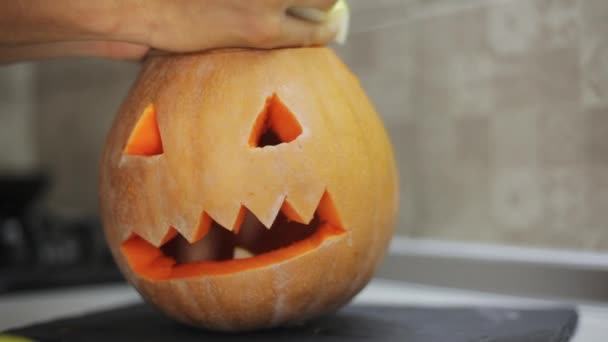 Fyllning pumpa med äpplen för bakning, Halloween festliga pumpa, närbild. — Stockvideo