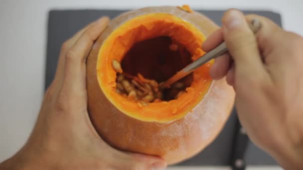 Calabaza de limpieza para cocinar o tallar para Halloween . — Vídeo de stock