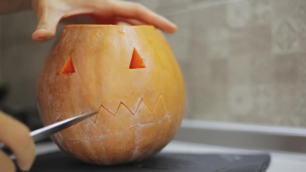 Halloween, il processo di taglio delle zucche per la celebrazione di Halloween . — Video Stock