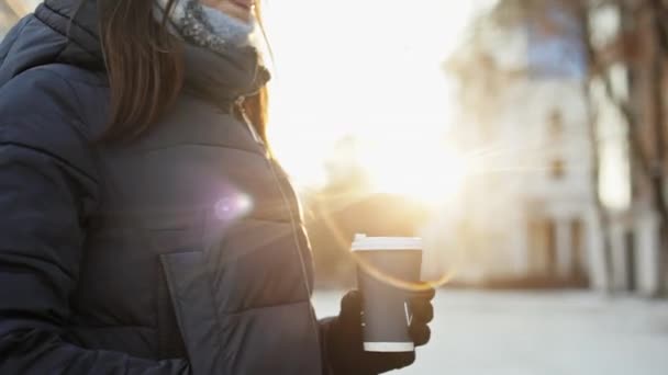 Primer plano de las manos de las niñas en guantes beber café, invierno soleado, destello de la lente del sol — Vídeo de stock