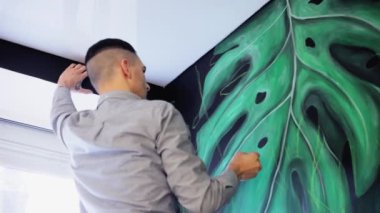 Duvardaki çizim grafiti sanatçısı. Bir duvar, bir kroki çizmek hazırlar.