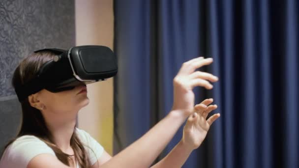 Belle jeune femme portant un casque VR dans la chambre et regardant autour. Gros plan regarder la vidéo VR . — Video