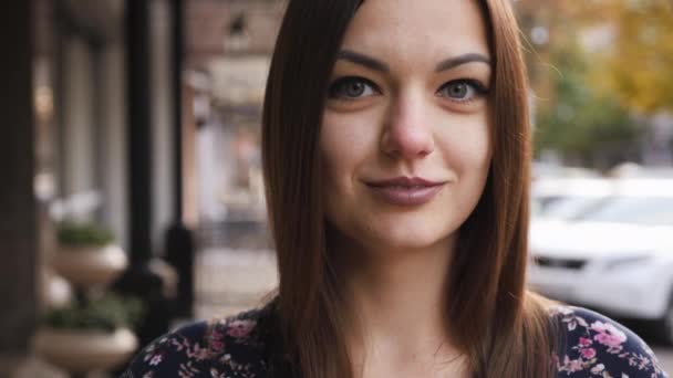 Close-up portrait of young beautiful businesswoman looking at camera, happy and smile on the street — Stock Video