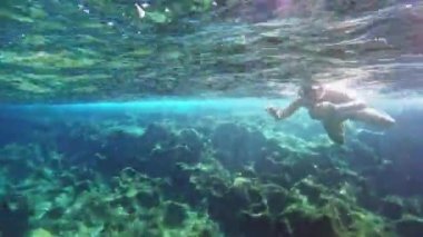 Bikini mayo dalış sualtı dalış dalış maske ve şnorkel denizin içindeki genç seksi kız