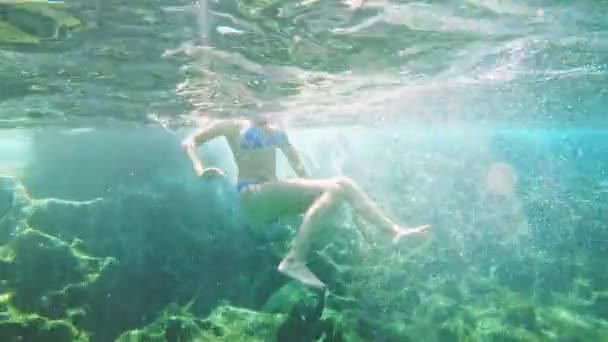 Joven chica sexy en bikini traje de baño en la laguna azul en el mar, tiro bajo el agua — Vídeos de Stock