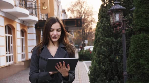 Retrato de atractiva mujer de negocios joven uso tableta ordenador y sonrisa al aire libre, chica hace compras en línea, navegar por Internet — Vídeos de Stock