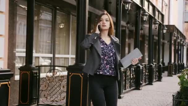 Mulher Negócios Bonita Saindo Prédio Escritórios Conversando Telefone Com Tablet — Vídeo de Stock