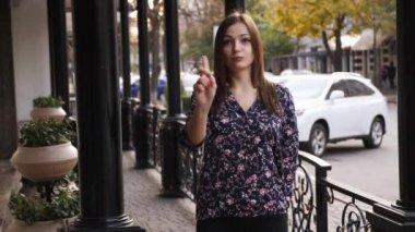 Genç kadın Hayır başını sallayarak ve işaret parmağını sallama, jest, reddetme katılmıyorum. Duygusal yüz ifadesi