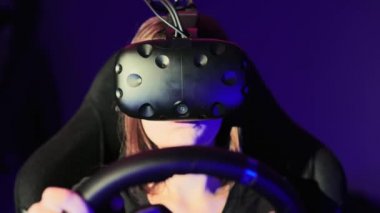Modern sanal gerçeklik kulaklık kullanarak ve sürücü simülatörü Vr Club oynayan genç kadın. Gelecek ve video oyun kavramı, yakın çekim önden görünüm