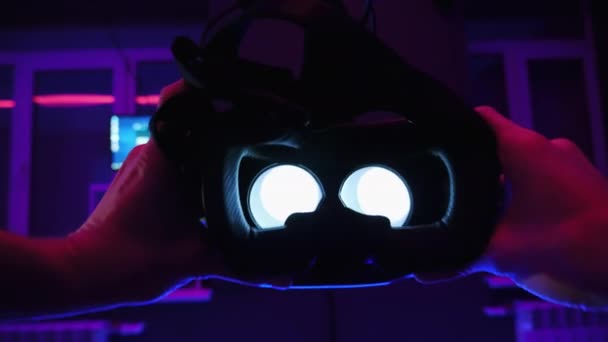 Die Hände nehmen es an und nehmen dann die Brille ab. Virtual Reality Maske in Nahaufnahme. Konzept moderner Technologien. — Stockvideo