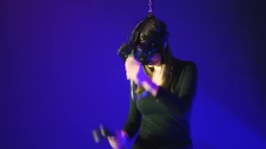 Etkileşimli bir sanal gerçeklik kız dansları kask ve mavi arka plan üzerinde uzak denetleyicisi olan sanal gerçeklik sahiptir