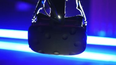 Işık parlar Vr gözlük odasında kameraya, Tel, insanlar, olmadan modern sanal gerçeklik gözlük dayan