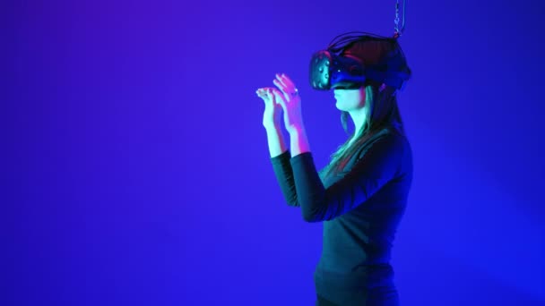 Schöne junge Mädchen verwenden moderne VR-Brille. Frau berührt etwas Flipping, Schieben, Steigern mittels moderner Virtual-Reality-Brille, Seitenansicht — Stockvideo