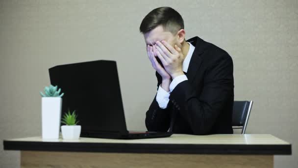 Empresario llorando en el lugar de trabajo. Está molesto, mala suerte, luego se calma. — Vídeos de Stock