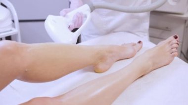 Lazer epilasyon kozmetik modern teknolojileri ayak istemci kadının spa salonda üzerinde