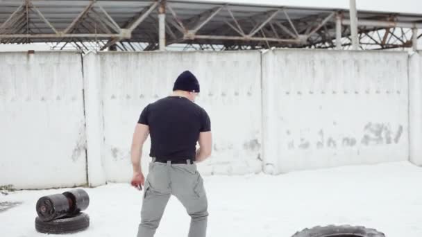 Esercizi Crossfit, l'uomo muscolare getta un pneumatico di gomma su se stesso — Video Stock