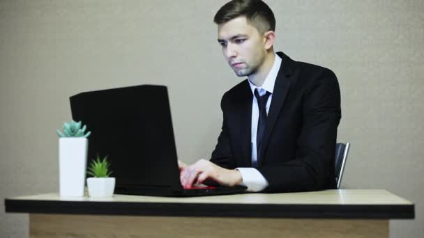 Zakenman duimen omhoog maken tijdens het werken op de laptop — Stockvideo