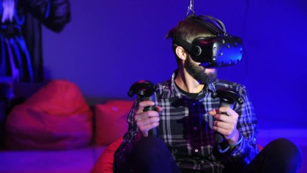 Vr 클로즈업 초상화 vr 안경을 쓰고 수염된 매력적인 남자의 롤러 코스터 — 비디오