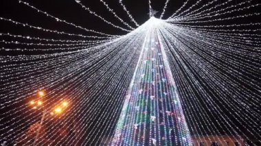 Şehrin ana yılbaşı ağaç, dekorasyon, ışıklar, Noel çelenk