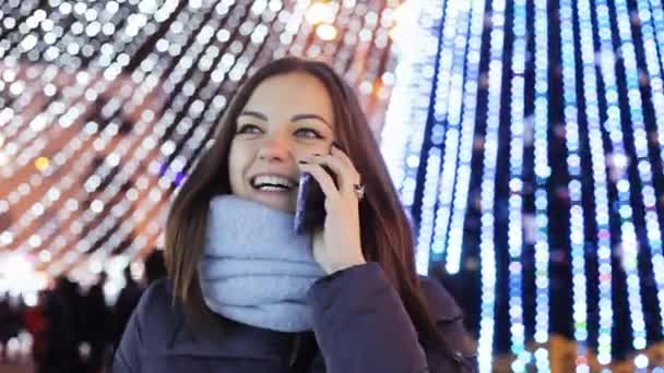 Kvinna uppmanar julafton släktingar med Grattis, jul och nyår — Stockvideo