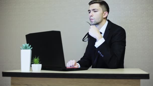 Uomo d'affari in giacca e cravatta che lavora su un computer portatile , — Video Stock