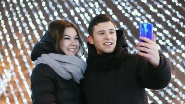 Счастливая пара делает видеозвонок своей семье в новогоднюю ночь с поздравлениями, Рождеством и Новым годом — стоковое видео