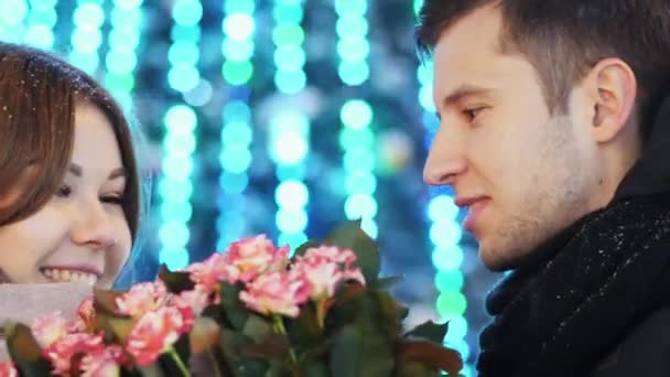 Primer Plano Hermosa Pareja Bajo Nevada Hombre Flores Una Mujer — Vídeo de stock