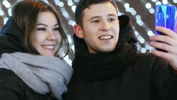 Close-up de casal feliz fazendo videochamada para sua família na Noite de Ano Novo com parabéns, Natal e Ano Novo — Vídeo de Stock