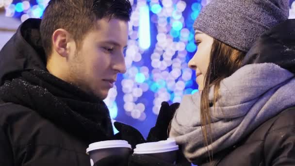 Close-up van gelukkige jonge paar koffie drinken op de Xmas fair. Prachtige familie koelen. Prettige kerstdagen en gelukkig Nieuwjaar — Stockvideo