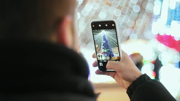 Fotografie Člověka Telefonu Hlavním Městě Vánoční Stromeček Vánočních Oslav Dekorace — Stock video