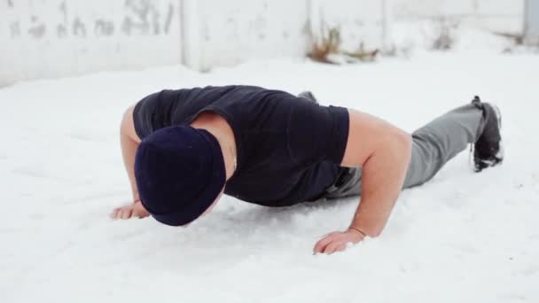 Спортсмен делает отжимания на снегу, кроссфит упражнения — стоковое видео