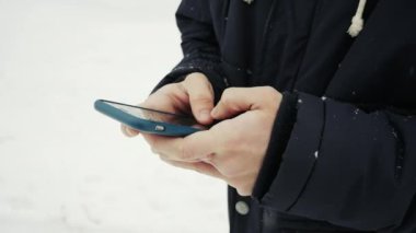 İn yakın kar yağışı altında smartphone kullanarak eller mans