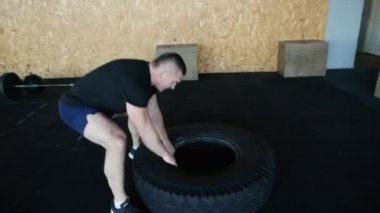 İnsan asansörleri crossfit egzersiz - dışarı çalışırken büyük bir lastik fitness egzersiz kavramı