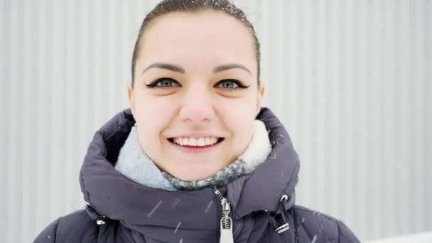 Retrato de una estudiante feliz mirando a la cámara y sonriendo en cámara lenta — Vídeo de stock