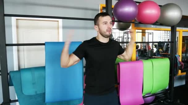 L'homme fait l'échauffement. Étire les mains — Video