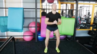 Adam ısınma yapar. Bir genç crossfit sporcu eğitim için hazırlar.