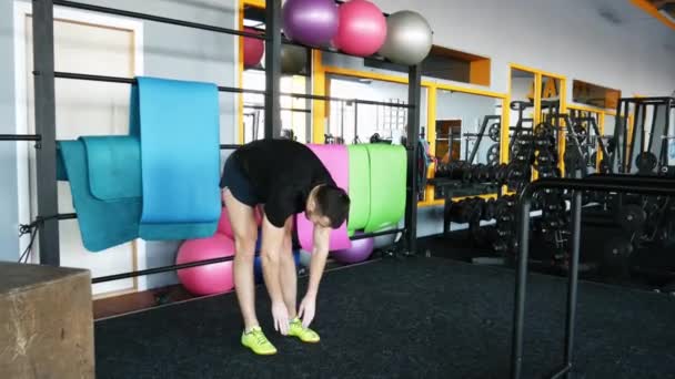 Man doet de warming-up. Uitrekken — Stockvideo