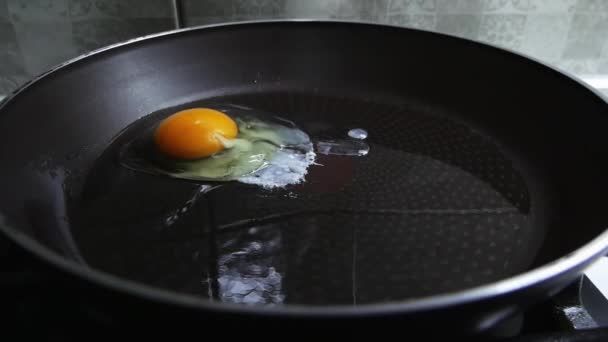 Eier in Zeitlupe auf heiße Pfanne fallen gelassen, Kochen Frühstück — Stockvideo