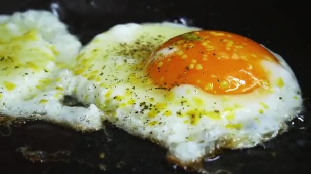 Yavaş çekimde bir kalbur üzerinde makro yakın çekim yumurta kızarmış — Stok video