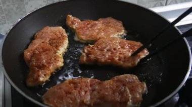Bir tavada domuz pirzolası. Domuz pirzolası close-up bir tavada kızarmış